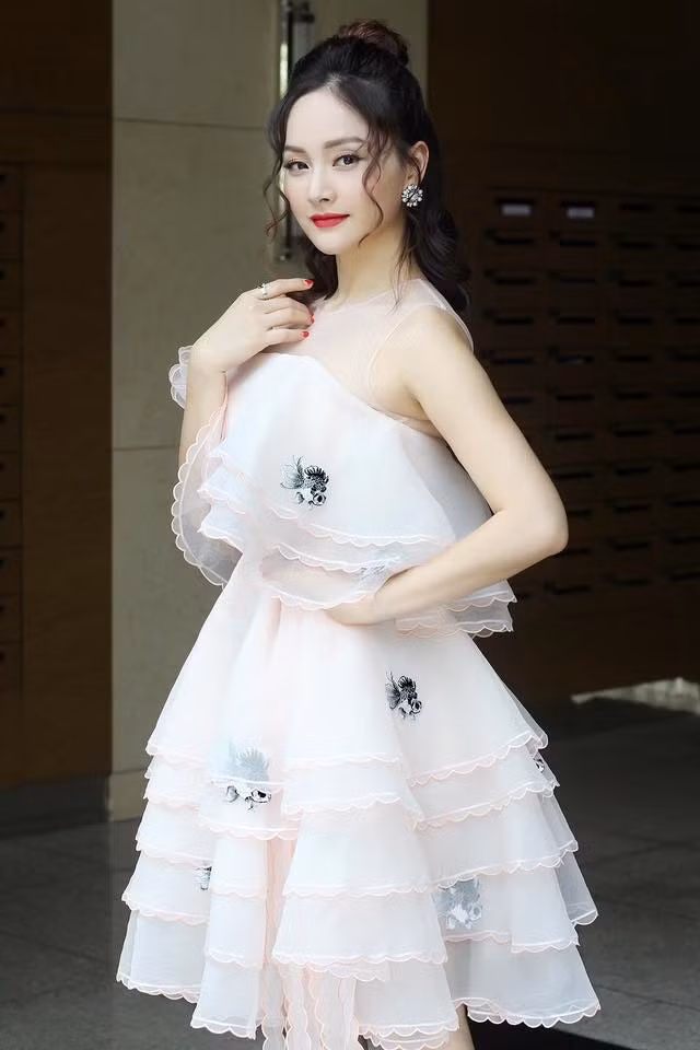 Lan Phương tự tin khoe dáng trong chiếc váy xếp tầng điệu đà. Ảnh: FBNV.