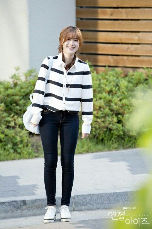 Làn da trắng mịn như em bé cùng đôi mắt to long lanh là "vũ khí" đặc biệt giúp Goo Hye Sun luôn trông như gái đôi mươi.