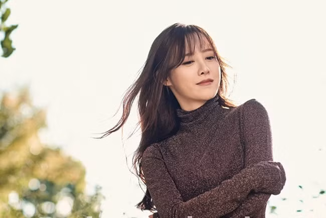 Dù chỉ diện áo thun cổ lọ đơn giản nhưng Goo Hye Sun trông vẫn trẻ hơn tuổi thật rất nhiều.