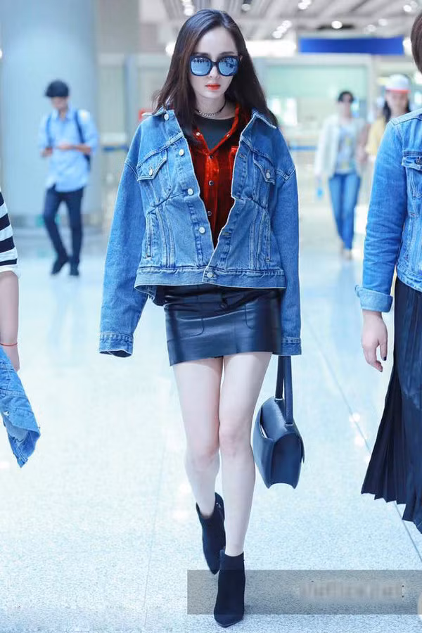 Áo khoác jean, giày sneaker, bốt cao cổ … là những item được cô ưu ái giúp cô khoe trọn đôi chân thon dài, trắng muốt.