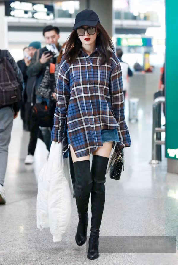 “Nữ hoàng sân bay” hàng đầu C-biz ưu tiên phong cách thời trang trẻ trung, bụi bặm và cá tính.