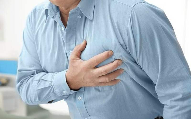 Tăng nguy cơ mắc bệnh tim: Các chất béo xấu trong thức ăn nhanh làm tăng triglyceride và cholesterol LDL trong máu, dẫn đến sự tích tụ mảng bám trong lòng động mạch khiến các động mạch bị hẹp lại và tắc, tăng nguy cơ mắc các bệnh tim mạch.