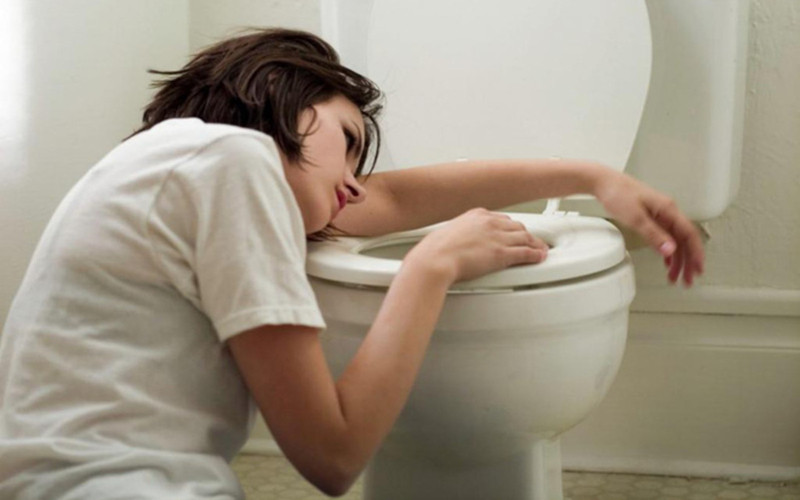 Gây ra các vấn đề tiêu hóa: Thức ăn nhanh hầu như không có chất xơ. Điều này có nghĩa là nguy cơ táo bón và trĩ cao hơn. Đồng thời, hàm lượng chất béo cao của loại thực phẩm này có thể làm tăng tiết axit dạ dày, kích thích lớp niêm mạc dạ dày.