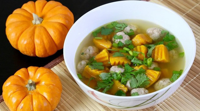 Chế độ ăn và nguồn thức ăn cũng rất quan trọng trong bí quyết giữ dáng của người Nhật. Phụ nữ Nhật thường xuyên ăn bí ngô trong các bữa ăn. Bởi bí ngô giúp họ cảm thấy no nhanh hơn. Theo đó cảm giác thèm ăn sẽ không còn và hạn chế tối đa tình trạng ăn vặt, nhờ vậy phần mỡ thừa sẽ được tiêu hao tối đa trong ngày và không bao giờ lo tăng cân.