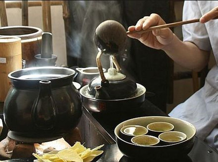 Uống trà đạo là một trong những nét truyền thống nổi tiếng của người Nhật. Họ thường uống trà mỗi ngày vì trong trà xanh và trà đen có chứa nhiều chất chống ôxy hóa, ngăn chặn ung thư, chống lão hóa, làm giảm choleterol, ngừa béo phì, giúp giữ dáng gọn gàng săn chắc.