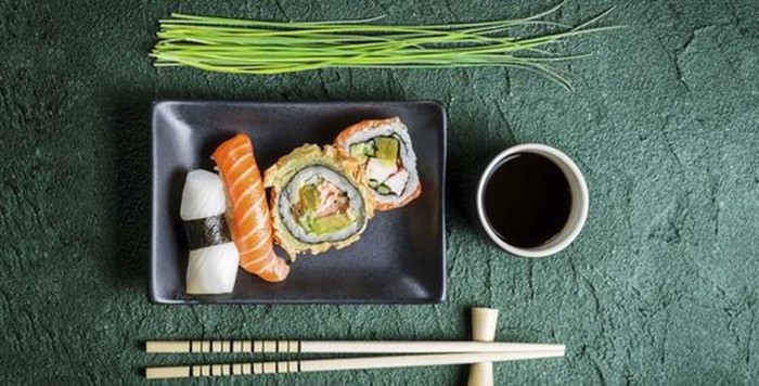 Ăn bằng mắt: Nghe có vẻ lạ nhưng mỗi khẩu phần ăn của người Nhật thường rất ít nhưng được bày trí rất tinh tế trong từng chiếc bát, đĩa nhỏ xinh. Thông thường họ chỉ nên ăn no từ 70-80% theo nguyên tắc của Hara hachi bunme và rất nhiều người Nhật tuân thủ nguyên tắc này.