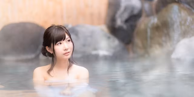 Đa số người Nhật đều có sở thích tắm nước nóng để giúp cải thiện lưu thông máu, thư giãn cơ thể và giảm căng thẳng. Theo quan niệm của người Nhật, tắm nóng sẽ cải thiện tiêu hóa, làm sạch da, thậm chí kéo dài tuổi thọ. Nguồn ảnh: Japan.net.vn, Boldsky.