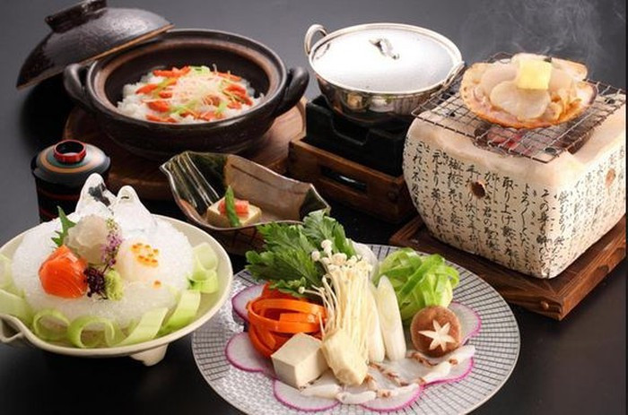 Bữa ăn có nhiều rau củ tươi ngon, bởi rau củ các loại đều rất tốt cho sức khỏe. Vì vậy, thay vì chỉ có một loại rau hay củ thì người Nhật thường bày ra 4-5 loại rau củ khác nhau trong bữa ăn, vừa đa dạng dinh dưỡng nhưng lại rất ít calo.