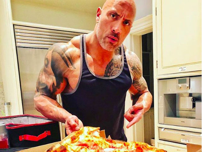 Dwayne Johnson: Những món ăn yêu thích nhất của nam diễn viên chính là bánh kếp, bánh quy, sushi, pizza nhưng bữa ăn thông thường của anh chủ yếu là các món ăn lành mạnh, lượng carbs phù hợp và rau quả.