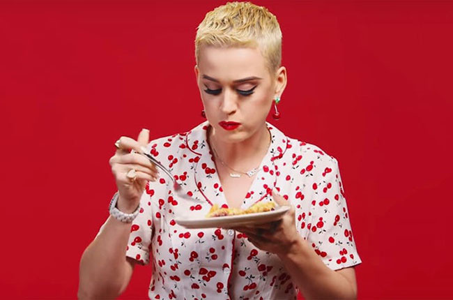 Katy Perry rất nghiện phô mai, đặc biệt cô rất thích ăn nấm cục kèm với bánh tacos. Nếu lựa chọn thực phẩm tốt cho sức khỏe mà cô thích là súp được làm từ nước dùng, gà nướng, trái cây, kombucha, nước dừa và rau quả.