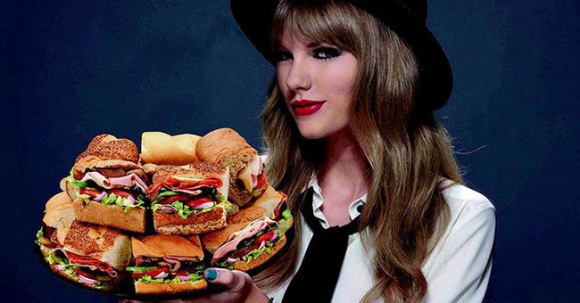 Taylor Swift: Nữ ca sĩ này có thể ăn thịt gà hầm cả ngày bởi nó có lượng calo thấp. Khi lái xe, cô thường ăn phô mai, khoai tây chiên kèm socola lắc. Bữa ăn sáng yêu thích của cô là kiều mạch với giăm bông, phô mai Parmesan và một quả trứng rán.