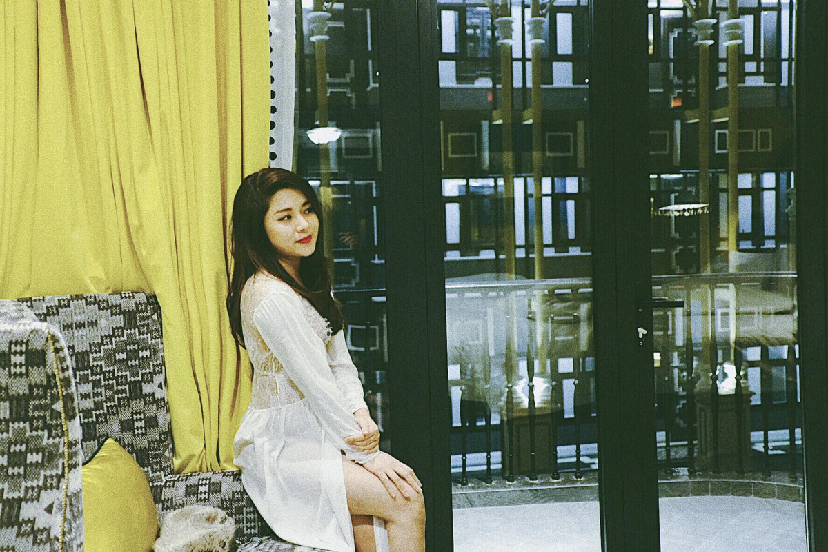 Nữ MC diện chiếc đầm trắng xuyên thấu sexy. 