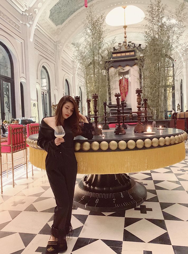 Mỹ nhân sinh năm 1991 thường xuất hiện trong những mẫu trang phục xẻ sâu khoe vòng một đầy đặn.