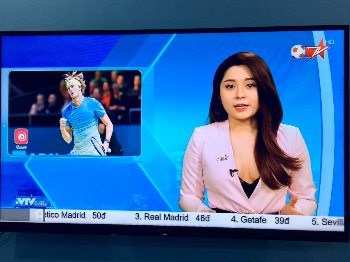 Mới đây, hình ảnh nữ MC chương trình thể thao của kênh Bóng đá TV trên truyền hình cáp gây chú ý vì cách ăn mặc gợi cảm khi ghi hình.