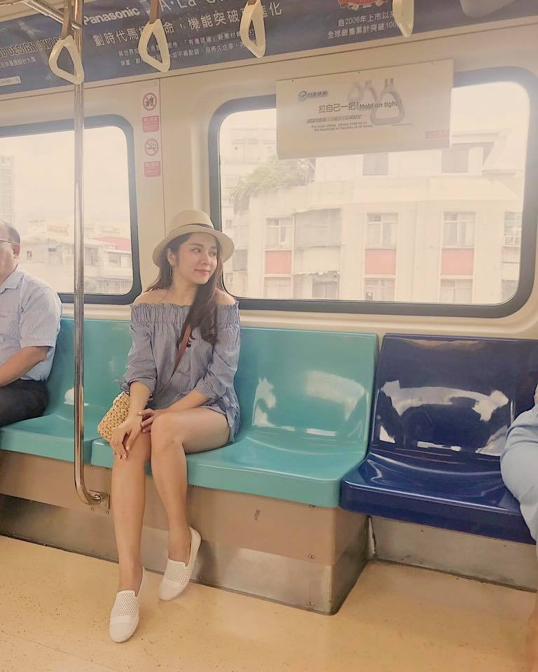 Áo trễ vai phối với quần short ngắn năng động, cá tính.