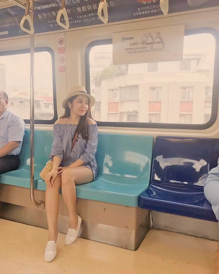 Áo trễ vai phối với quần short ngắn năng động, cá tính.