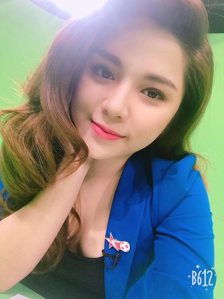 Nữ MC thường xuyên khoe vòng một căng tròn gợi cảm. Ảnh: FBNV.