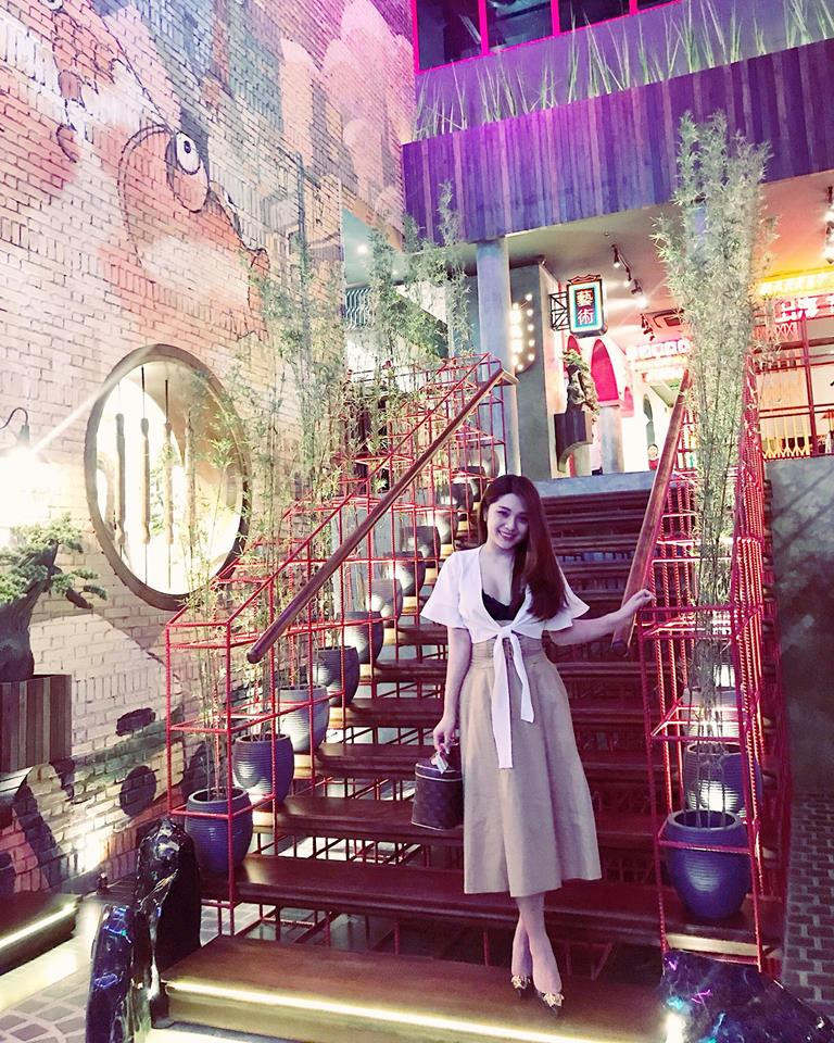 Cô nàng thường ăn mặc sexy và check in tại những điểm sang chảnh. Những kiểu váy của cô thường có phần cổ khoét sâu.