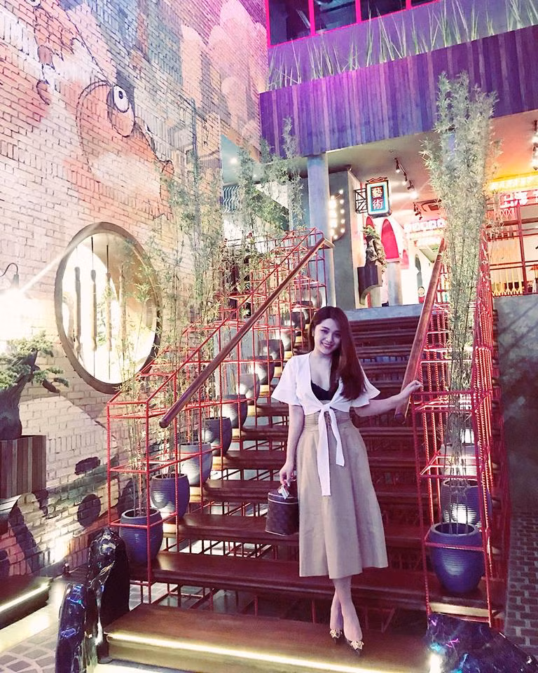 Cô nàng thường ăn mặc sexy và check in tại những điểm sang chảnh. Những kiểu váy của cô thường có phần cổ khoét sâu.