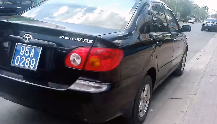 Loat xe bien xanh Hau Giang cho nhieu nguoi di an tiec o Can Tho