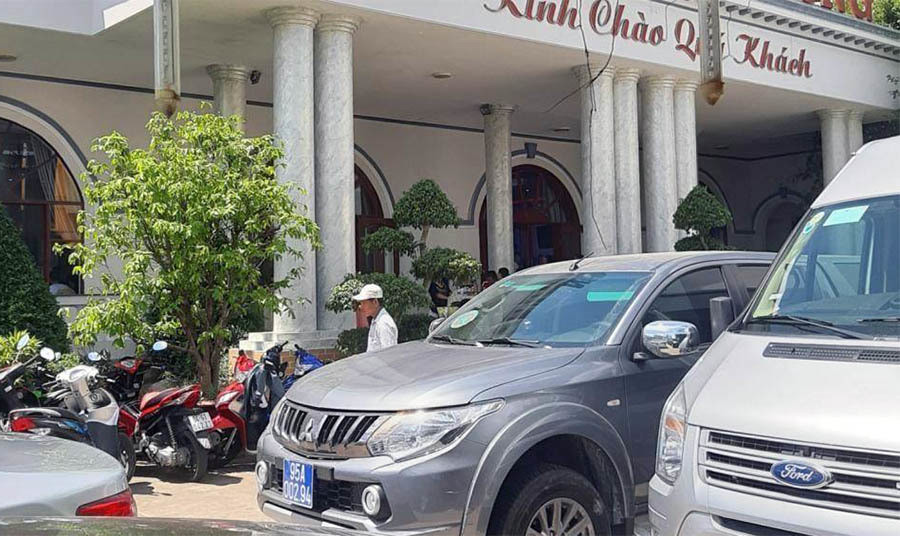 Loat xe bien xanh Hau Giang cho nhieu nguoi di an tiec o Can Tho-Hinh-3