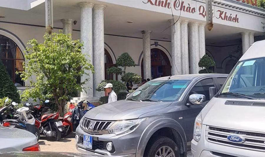 Loat xe bien xanh Hau Giang cho nhieu nguoi di an tiec o Can Tho-Hinh-3