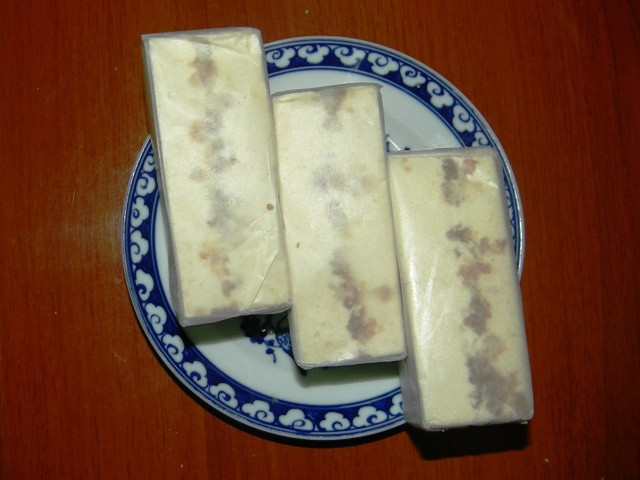 Món bánh này có sự kết hợp của bột gạo nếp tượng trưng cho đất mẹ, mùi thơm lừng từ vừng mang ý nghĩa hòa hợp, đoàn kết và vị ngọt của đường phên, rượu trắng thơm nồng tình yêu thương...