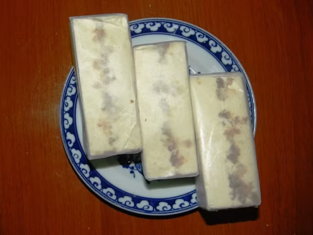 Món bánh này có sự kết hợp của bột gạo nếp tượng trưng cho đất mẹ, mùi thơm lừng từ vừng mang ý nghĩa hòa hợp, đoàn kết và vị ngọt của đường phên, rượu trắng thơm nồng tình yêu thương...