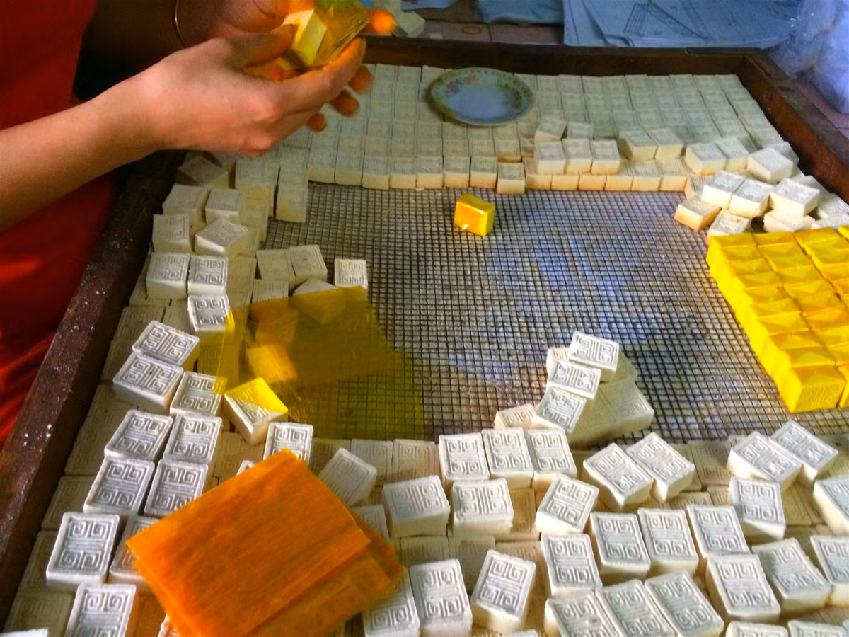 Bánh mang ý nghĩa chúc vua trường thọ nên dần trở thành đặc sản không thể thiếu của Huế mỗi dịp đầu năm. Ảnh: Internet. 