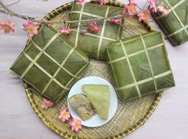 Món bánh truyền thống xuất hiện từ thời vua Hùng, bánh chưng hình vuông tượng trưng cho mặt đất. Những sợi dây lạt buộc chặt bên ngoài dùng để xắt bánh còn thể hiện tinh thần đoàn kết, gắn bó của những thành viên trong gia đình; sự gắn kết của toàn dân tộc.