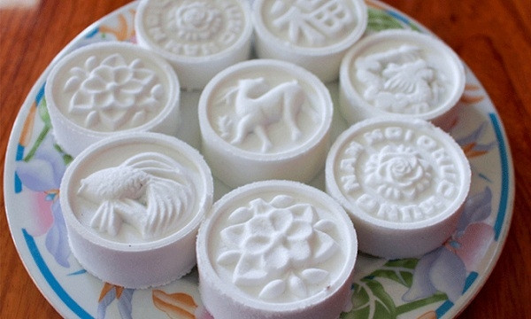 Bánh cộ, còn gọi là bánh in, là một trong những đặc sản xứ Huế. Không khí Tết cổ truyền tại Huế luôn mang đập nét ẩm thực và sự hiện diện của bánh cộ nhiều màu sắc là dấu hiệu nhận biết đầu tiên