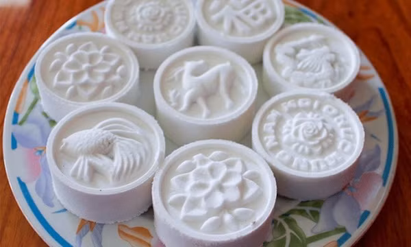 Bánh cộ, còn gọi là bánh in, là một trong những đặc sản xứ Huế. Không khí Tết cổ truyền tại Huế luôn mang đập nét ẩm thực và sự hiện diện của bánh cộ nhiều màu sắc là dấu hiệu nhận biết đầu tiên