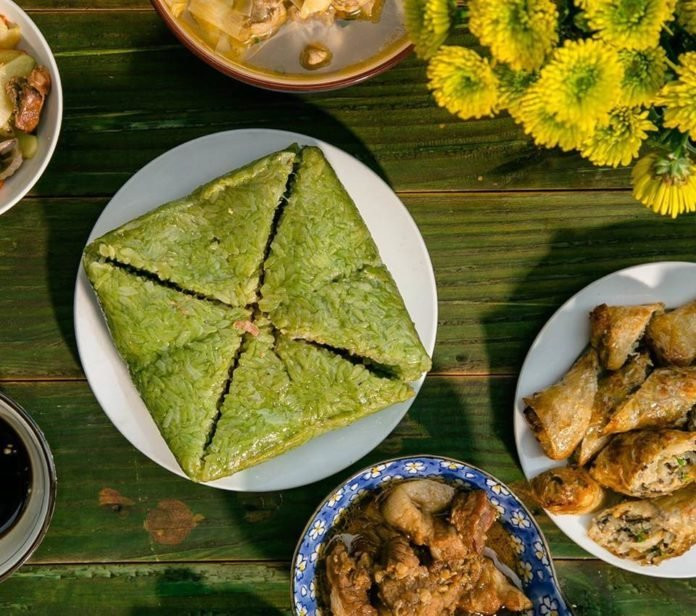 Bánh chưng là món bánh Tết truyền thống không thể thiếu của người Bắc. Món bánh làm từ gạo nếp, đỗ xanh, thịt mỡ nổi bật với lớp vỏ màu xanh của lá dong bao bọc bên ngoài.