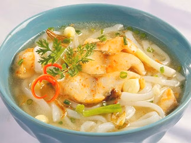 Cháo Vạc Giường: Gọi là cháo, nhưng cháo Vạc Giường lại là rất đặc biệt, thoáng nhìn qua, ai cũng nghĩ nó giống bánh canh hay canh bún cua bởi chúng đều được làm từ sợi bột gạo hay bột mì, nhưng hương vị lại khác hẳn nhau hoàn toàn đó.