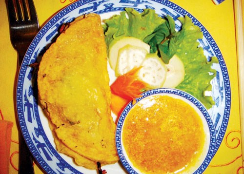 Bánh khoái Quảng Trị được làm từ bột gạo, có chỗ cho thêm nấm rơm, hải sản, tuy nhiên, phổ biến nhất thì chỉ đơn giản với nhân tôm thịt giá đậu mà thôi. Bánh khoái nhỏ nhắn bằng bàn tay, vừa ăn, vỏ bánh dày và giòn rụm. 