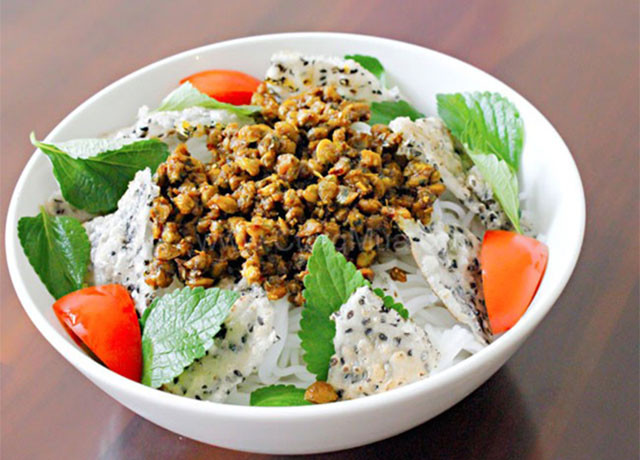 Bún hến Mai Xá: Gọi là bún hến nhưng ngon nổi tiếng lại do chắt chắt (họ hến nhưng nhỏ và màu đậm hơn). Chắt chắt phi thơm hành, gia vị đến săn lại rồi đổ nước vào, thêm vài miếng gừng là xong nồi nước dùng ngon lành, ít béo, lại rẻ tiền.