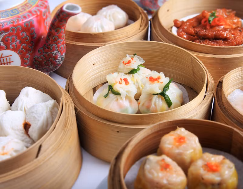 Dimsum là một trong số những món ăn nổi tiếng tại Hong Kong. Món này đơn giản chỉ là trứng được chiên giòn bên ngoài, bên trong mềm, mịn và rất thơm ngon. Món ăn đơn giản đó lại khiến bao người mê mẩn khi được thưởng thức.