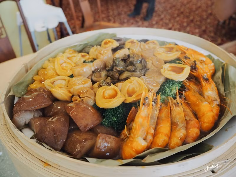 Poon choi (Lẩu khô) là món ăn đa hương vị với nhiều thành phần phong phú từ hải sản, các loại thịt đến rau củ được hấp chín và xếp theo từng lớp trong một chiếc thố lớn.