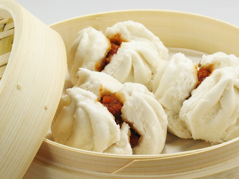 Char Siu Bao (Bánh bao xá xíu): Chiếc bánh bao trắng tròn, nóng hổi sẽ khiến bạn “yêu” ngay từ lần gặp đầu tiên. Thỉnh thoảng trên đường phố ta lại bắt gặp hình ảnh mọi người vừa thổi, vừa nhấm nháp, vừa xuýt xoa vì những chiếc bánh bao nhân thịt xá xíu ngon vô cùng.
