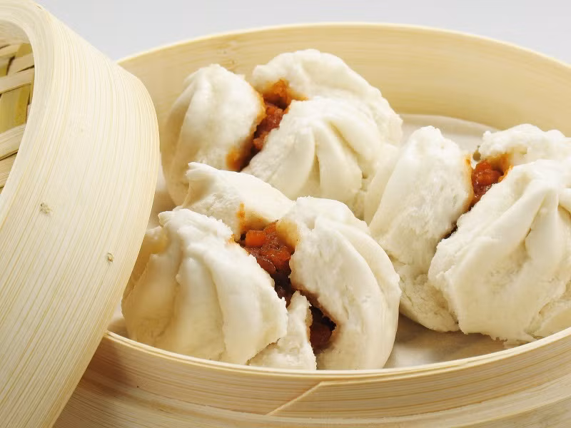 Char Siu Bao (Bánh bao xá xíu): Chiếc bánh bao trắng tròn, nóng hổi sẽ khiến bạn “yêu” ngay từ lần gặp đầu tiên. Thỉnh thoảng trên đường phố ta lại bắt gặp hình ảnh mọi người vừa thổi, vừa nhấm nháp, vừa xuýt xoa vì những chiếc bánh bao nhân thịt xá xíu ngon vô cùng.