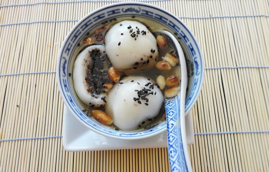 Tong Jyun (Bánh trôi tàu): Một trong những món ăn vặt Hong Kong mà bạn nên thưởng thức trong những ngày thời tiết mát mẻ đó là bánh trôi tàu. Vị cay cay của những viên bánh nhân vừng hòa quyện cùng nước dùng ngọt ngọt sẽ đem lại cảm giác thú vị.