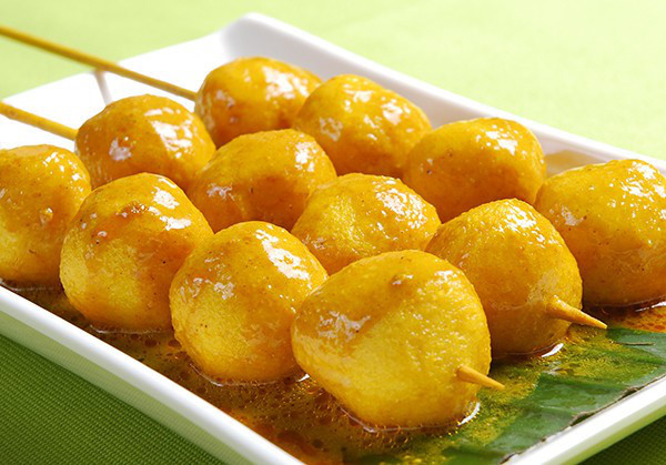 Yu Dan (cá viên chiên) là một trong những món ngon ở Hong Kong mà bạn nên thưởng thức ở những khu chợ đêm tấp nập của Hong Kong. Món ăn được làm từ cá tuyết và chấm cùng một loại sốt cay đặc biệt.