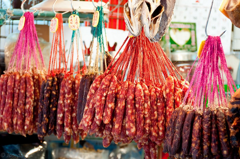 Laap Cheung (Lạp xưởng): Món ăn nổi tiếng này được hun khói, cho thêm đường và gia vị trước khi được thái lát và thưởng thức tạo nên mùi vị thơm ngon không thể cưỡng lại nổi.