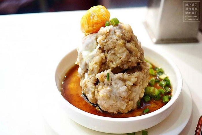 Xíu mại trứng muối: Người Hong Kong thường ăn món ăn này cùng với cơm trắng. Món ăn tuy đơn giản này lại có một hương vị rất đặc biệt và được đông đảo người dân Hong Kong cũng như du khách quốc tế yêu thích.