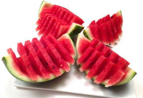 Quả dưa hấu cũng được coi là một món ăn may mắn dịp Tết. Người Việt quan niệm rằng quả dưa hấu tròn trịa viên mãn với sắc đỏ tài lộc sẽ đem lại nhiều may mắn cho gia đình.