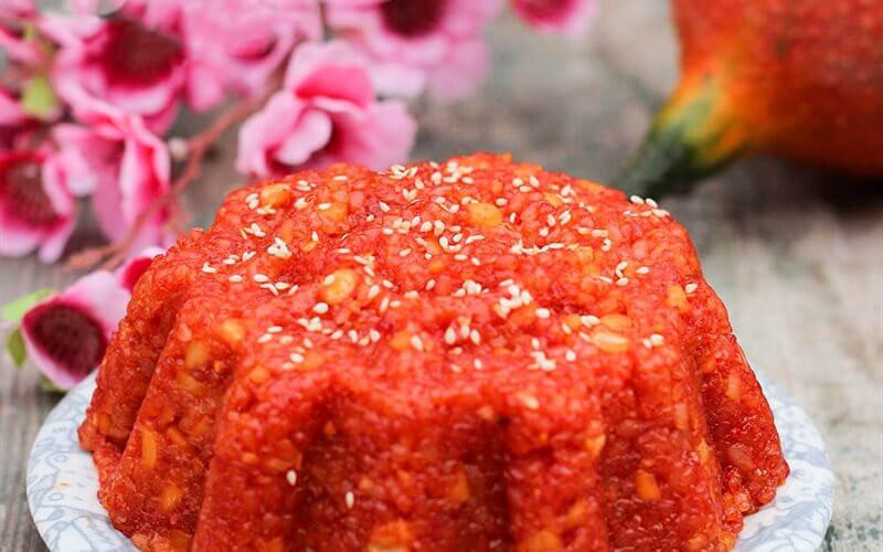 Xôi gấc: Với sắc đỏ may mắn và thịnh vượng, xôi gấc sẽ là một món ăn không thể thiếu để dành lấy sự cát tường trong năm mới.