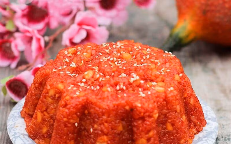 Xôi gấc: Với sắc đỏ may mắn và thịnh vượng, xôi gấc sẽ là một món ăn không thể thiếu để dành lấy sự cát tường trong năm mới.