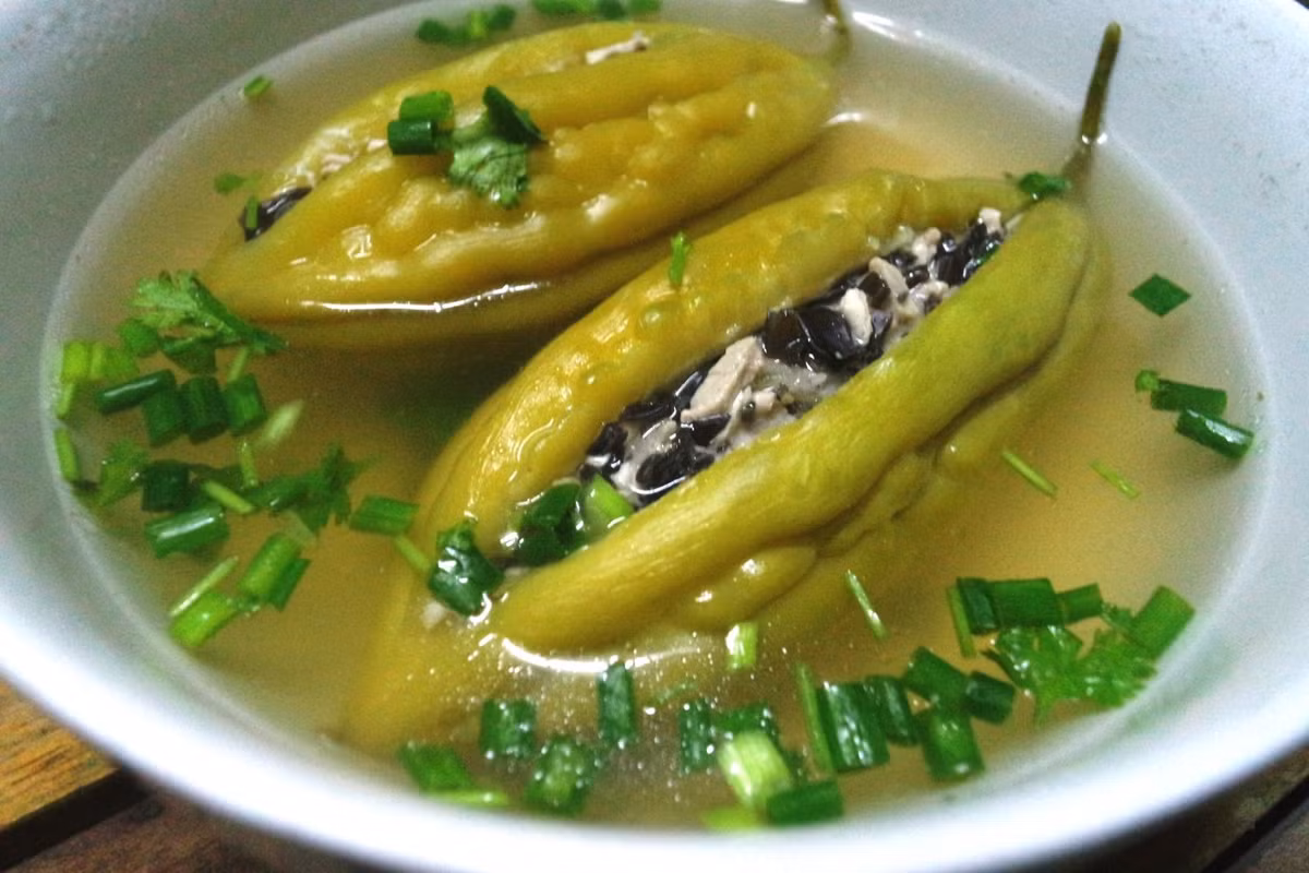 Canh khổ qua, theo cách chơi chữ của người Việt, có nghĩa là mọi nỗi khổ sẽ qua đi để đón một năm mới hạnh phúc an lành.