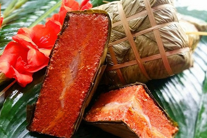 Cũng nguyên liệu từ gấc, bánh chưng gấc cũng là món ăn ngày Tết được nhiều gia đình tiêu dùng với quan niệm màu đỏ sẽ mang lại may mắn cho cả gia đình.