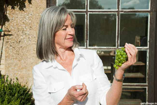 Tăng cường trí nhớ: Resveratrol, một chất polyphenol có lợi có trong nho, làm giảm hàm lượng peptide amyloidal-beta ở bệnh nhân mắc bệnh Alzheimer. Các nghiên cứu chỉ ra rằng nho có thể cải thiện sức khỏe não bộ và làm chậm sự phát tác của các triệu chứng thoái hóa thần kinh.